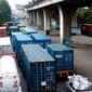 Antrean truk kontainer menuju Pelabuhan Tanjung Priok untuk bongkar-muat menimbulkan kemacetan di Jl. Jampea Raya, Jakarta Utara. Di balik klaim fleksibilitas, sopir trailer sebenarnya menunggu tanpa jeda, siap dipanggil kapan saja tanpa kepastian istirahat. (Dok: Project M/Henry)
