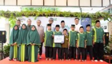 General manager UBH Rahmat Syahputra Lubis (kedua dari kanan belakang) bersama Ustaz Muhammad Subki Al-Bughury, S.Sos.i, M.Ag (ketiga dari kanan belakang) memberikan santunan kepada anak yatim dan dhuafa sebagai bentuk kepedulian perusahaan kepada masyarakat sekitar.