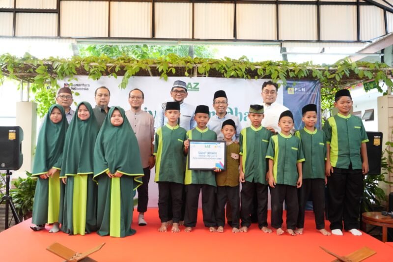 General manager UBH Rahmat Syahputra Lubis (kedua dari kanan belakang) bersama Ustaz Muhammad Subki Al-Bughury, S.Sos.i, M.Ag (ketiga dari kanan belakang) memberikan santunan kepada anak yatim dan dhuafa sebagai bentuk kepedulian perusahaan kepada masyarakat sekitar.