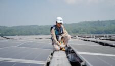 Karyawan PLN Nusantara Power sedang melaksanakan monitoring rutin pada panel surya di PLTS Terapung Cirata. PLN Nusantara Power berkomitmen menghadirkan listrik yang andal demi kenyamanan masyarakat. Dengan kesiapan personel, penerapan teknologi, serta sinergi yang kuat dengan para pemangku kepentingan, kami optimistis dapat memastikan Ramadhan 1447 H tetap terang benderang.