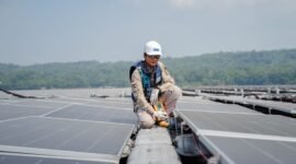 Karyawan PLN Nusantara Power sedang melaksanakan monitoring rutin pada panel surya di PLTS Terapung Cirata. PLN Nusantara Power berkomitmen menghadirkan listrik yang andal demi kenyamanan masyarakat. Dengan kesiapan personel, penerapan teknologi, serta sinergi yang kuat dengan para pemangku kepentingan, kami optimistis dapat memastikan Ramadhan 1447 H tetap terang benderang.