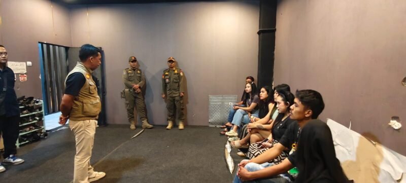 Satuan Polisi Pamong Praja (Satpol PP) Kabupaten Banjarnegara menggelar operasi monitoring dan pengawasan terhadap sejumlah tempat hiburan malam di wilayah kota Banjarnegara pada Rabu malam (4/3/2026) malam.(foto/mfa)