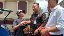 PJ Sekda Tursiman,di dampingi Sagiyo Kadis kominfo Banjarnegara dan I made Sunarso komisioner KPI sedang memberikan bantuan Radio ke abang becak di Pasar kota Banjarnegara(Dok.Kominfo BNA)