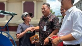 PJ Sekda Tursiman,di dampingi Sagiyo Kadis kominfo Banjarnegara dan I made Sunarso komisioner KPI sedang memberikan bantuan Radio ke abang becak di Pasar kota Banjarnegara(Dok.Kominfo BNA)