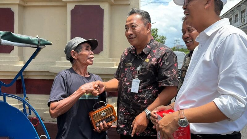 PJ Sekda Tursiman,di dampingi Sagiyo Kadis kominfo Banjarnegara dan I made Sunarso komisioner KPI sedang memberikan bantuan Radio ke abang becak di Pasar kota Banjarnegara(Dok.Kominfo BNA)
