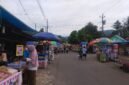Foto:Suasana pasar jajanan takjil Ramadan di Desa Gumelem Kulon, Kecamatan Susukan, Banjarnegara, saat para pelaku UMKM mulai menyiapkan lapak dagangan menjelang waktu berbuka puasa. (Dok. Bas/BeritaFakta.id)