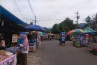 Foto:Suasana pasar jajanan takjil Ramadan di Desa Gumelem Kulon, Kecamatan Susukan, Banjarnegara, saat para pelaku UMKM mulai menyiapkan lapak dagangan menjelang waktu berbuka puasa. (Dok. Bas/BeritaFakta.id)