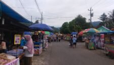 Foto:Suasana pasar jajanan takjil Ramadan di Desa Gumelem Kulon, Kecamatan Susukan, Banjarnegara, saat para pelaku UMKM mulai menyiapkan lapak dagangan menjelang waktu berbuka puasa. (Dok. Bas/BeritaFakta.id)