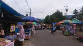 Foto:Suasana pasar jajanan takjil Ramadan di Desa Gumelem Kulon, Kecamatan Susukan, Banjarnegara, saat para pelaku UMKM mulai menyiapkan lapak dagangan menjelang waktu berbuka puasa. (Dok. Bas/BeritaFakta.id)