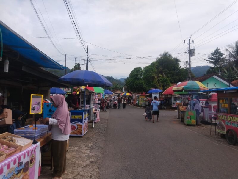 Foto:Suasana pasar jajanan takjil Ramadan di Desa Gumelem Kulon, Kecamatan Susukan, Banjarnegara, saat para pelaku UMKM mulai menyiapkan lapak dagangan menjelang waktu berbuka puasa. (Dok. Bas/BeritaFakta.id)