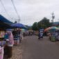Foto:Suasana pasar jajanan takjil Ramadan di Desa Gumelem Kulon, Kecamatan Susukan, Banjarnegara, saat para pelaku UMKM mulai menyiapkan lapak dagangan menjelang waktu berbuka puasa. (Dok. Bas/BeritaFakta.id)