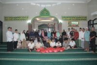  Muawanah bagikan santunan ke 60 anak yatim, piatu, dan dhuafa di Masjid Al-Muawanah, Jagakarsa, Jakarta Selatan, Minggu (8/3/2026). (Foto : Indra Bagol/beritafakta.id)