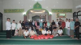  Muawanah bagikan santunan ke 60 anak yatim, piatu, dan dhuafa di Masjid Al-Muawanah, Jagakarsa, Jakarta Selatan, Minggu (8/3/2026). (Foto : Indra Bagol/beritafakta.id)