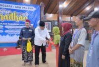 Pj Sekda Banjarnegara Tursiman menyerahkan santunan kepada salah satu perwakilan pemulung .(foto/ahr)