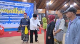 Pj Sekda Banjarnegara Tursiman menyerahkan santunan kepada salah satu perwakilan pemulung .(foto/ahr)