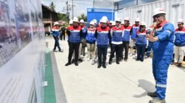 Direktur Transformasi dan Keberlanjutan Bisnis Pertamina Agung Wicaksono dan Direktur Keuangan Pertamina Patra Niaga Mega Satria memastikan keandalan fasilitas PLTS di Pertamina Hulu Rokan, Kamis (5/3). Kunjungan Kerja ini bagian dari Satgas Ramadan dan Idulfitri dalam menjaga produktivitas bisnis Pertamina.