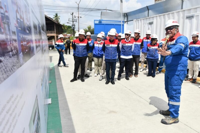 Direktur Transformasi dan Keberlanjutan Bisnis Pertamina Agung Wicaksono dan Direktur Keuangan Pertamina Patra Niaga Mega Satria memastikan keandalan fasilitas PLTS di Pertamina Hulu Rokan, Kamis (5/3). Kunjungan Kerja ini bagian dari Satgas Ramadan dan Idulfitri dalam menjaga produktivitas bisnis Pertamina.