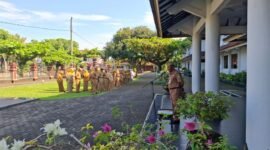 Fhoto:Suasana apel pagi di halaman Kantor Sekda Banjarnegara,nampak PJ Sekda Tursiman memberikan himbauan dan terapkan kedisiplinan ke ASN. (Dok.Kominfo Bna).