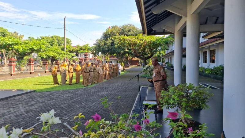 Fhoto:Suasana apel pagi di halaman Kantor Sekda Banjarnegara,nampak PJ Sekda Tursiman memberikan himbauan dan terapkan kedisiplinan ke ASN. (Dok.Kominfo Bna).