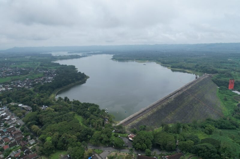 PLN Nusantara Power akan membangun PLTS Terapung Karangkates dengan kapasitas 100 MWac atau 133 MWp melalui entitas pengembang PT Nusantara Guodian Karangkates Indonesia (NGKI). . Proyek ini direncanakan akan selesai pada Januari 2027.
