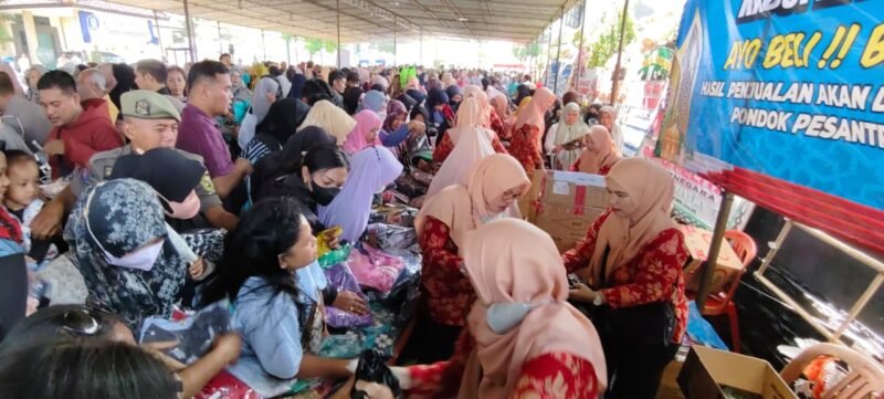 Photo: Nampak Warga Banjarnegara ramai Padati Stand Bazar Pakaian Murah di Pasar Murah Ramadhan 2026.(Dok.Berita Fakta.id).