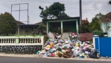 Fhoto: Salah satu TPS Kelurahan Karang Tengah yang berdekatan dengan Sekolahan, Kantor Kelur ahan, dan Puskesmas l Banjarnegara.(Dok.Berita Fakta.id).