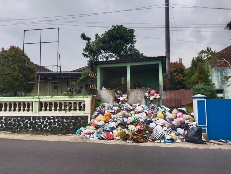 Fhoto: Salah satu TPS Kelurahan Karang Tengah yang berdekatan dengan Sekolahan, Kantor Kelur ahan, dan Puskesmas l Banjarnegara.(Dok.Berita Fakta.id).