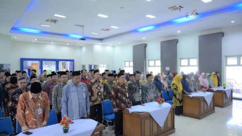 Foto: Penyaluran bantuan Baznas kepada masyarakat prasejahtera di Aula Sasana Bhakti Praja lantai II, Banjarnegara. (Dok. Kominfo Banjarnegara)