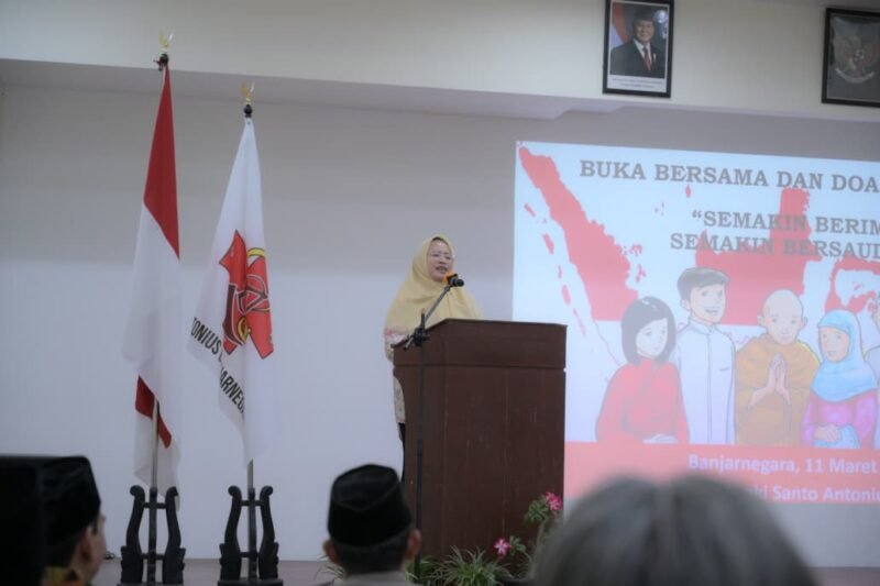 photo, Bupati Banjarnegara Amalia Desiana saat menyambut para tokoh agama dalam acara bukber lintas agama. (Dok.beritafakta.id)