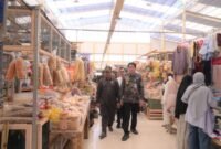 Wakil Bupati Banjarnegara Wakhid Jumali,Lc dengan di Dampingi Ketua DPRD Slamet HS serta tim gabungan sidak di pasar Purwareja Klampok.(Dok.Kominfo)