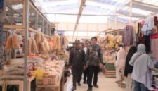 Wakil Bupati Banjarnegara Wakhid Jumali,Lc dengan di Dampingi Ketua DPRD Slamet HS serta tim gabungan sidak di pasar Purwareja Klampok.(Dok.Kominfo)