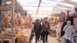 Wakil Bupati Banjarnegara Wakhid  Jumali,Lc dengan di Dampingi Ketua DPRD Slamet HS serta tim gabungan sidak di pasar Purwareja Klampok.(Dok.Kominfo)