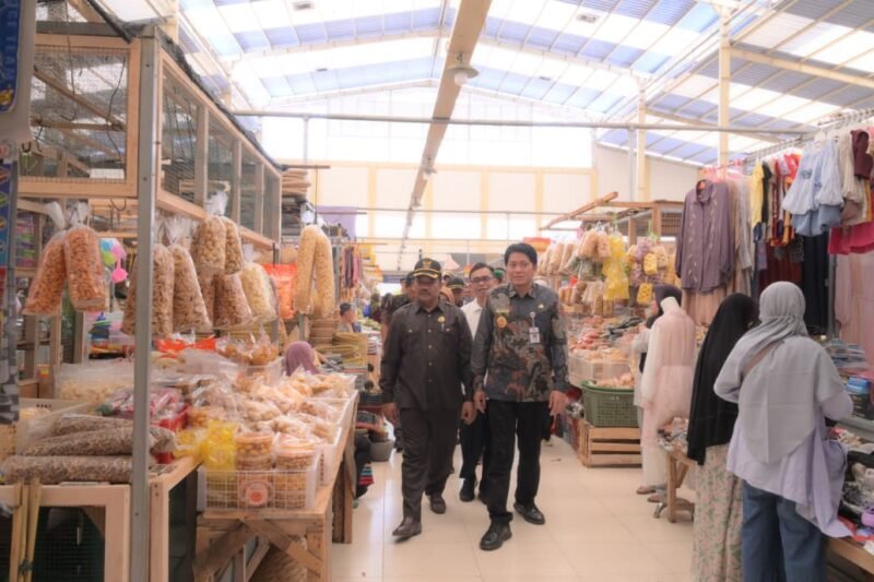 Wakil Bupati Banjarnegara Wakhid Jumali,Lc dengan di Dampingi Ketua DPRD Slamet HS serta tim gabungan sidak di pasar Purwareja Klampok.(Dok.Kominfo)