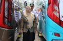Nampak Bupati Banjarnegara Amalia Desiana sedang melakukan pengecekan kendaraan yang akan di pakai Mudik Gratis 2026,di belakang Bupati ada Kadishub Banjarnegara.(Dok.Kominfo Bna)