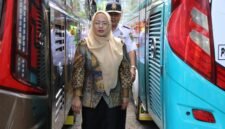 Nampak Bupati Banjarnegara Amalia Desiana sedang melakukan pengecekan kendaraan yang akan di pakai Mudik Gratis 2026,di belakang Bupati ada Kadishub Banjarnegara.(Dok.Kominfo Bna)