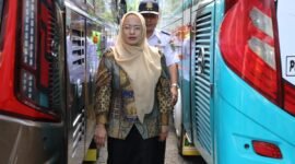 Nampak Bupati Banjarnegara Amalia Desiana sedang melakukan pengecekan kendaraan yang akan di pakai Mudik Gratis 2026,di belakang Bupati ada Kadishub Banjarnegara.(Dok.Kominfo Bna)