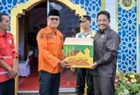 Ketua DPRD Slamet HS saat memberikan bantuan simbolis di Pos kesehatan Terpadu Alun Alun Banjarnegar.(Dok.Kominfo Bna/Berita Fakta id)