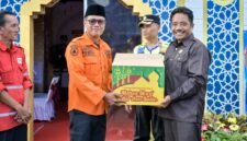 Ketua DPRD Slamet HS saat memberikan bantuan simbolis di Pos Terpadu kesehatan Alun Alun Banjarnegar.(Dok.Kominfo Bna/Berita Fakta id)