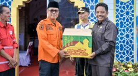 Ketua DPRD Slamet HS saat memberikan bantuan simbolis di Pos  kesehatan Terpadu Alun Alun Banjarnegar.(Dok.Kominfo Bna/Berita Fakta id)