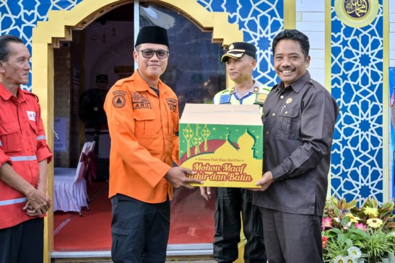 Ketua DPRD Slamet HS saat memberikan bantuan simbolis di Pos kesehatan Terpadu Alun Alun Banjarnegar.(Dok.Kominfo Bna/Berita Fakta id)