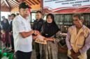 Wamensos Agus Jabo Priyono sedang memberikan santunan untuk korban bencana Longsor Pandan Arum sebagai bentuk kepedulian dari Pemerintah Pusat. (Dok Kominfo Bna/Beritafakta.id)