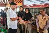 Wamensos Agus Jabo Priyono sedang memberikan santunan untuk korban bencana Longsor Pandan Arum sebagai bentuk kepedulian dari Pemerintah Pusat. (Dok Kominfo Bna/Beritafakta.id)