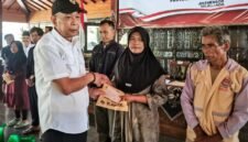Wamensos Agus Jabo Priyono sedang memberikan santunan untuk korban bencana Longsor Pandan Arum sebagai bentuk kepedulian dari Pemerintah Pusat. (Dok Kominfo Bna/Beritafakta.id)