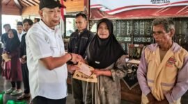Wamensos Agus Jabo Priyono sedang memberikan santunan untuk korban bencana Longsor Pandan Arum sebagai bentuk kepedulian dari Pemerintah Pusat. (Dok Kominfo Bna/Beritafakta.id)