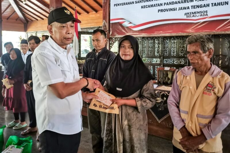 Wamensos Agus Jabo Priyono sedang memberikan santunan untuk korban bencana Longsor Pandan Arum sebagai bentuk kepedulian dari Pemerintah Pusat. (Dok Kominfo Bna/Beritafakta.id)