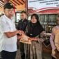 Wamensos Agus Jabo Priyono sedang memberikan santunan untuk korban bencana Longsor Pandan Arum sebagai bentuk kepedulian dari Pemerintah Pusat. (Dok Kominfo Bna/Beritafakta.id)