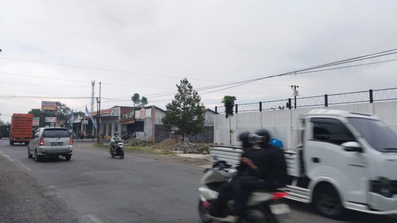 Photo, Nampak Bangunan KDMP Desa Kaliwinasih sudah berdiri kokoh biarpun baru 75% bangunan, berderet dengan Alfa Mart.(Dok.beritafakta.id)