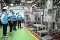 Direktur Utama PLN, Darmawan Prasodjo (kedua dari kiri) saat meninjau area chemical pump di Pembangkit Listrik Tenaga Gas dan Uap (PLTGU) Cilegon, Senin (16/3).
