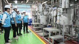 Direktur Utama PLN, Darmawan Prasodjo (kedua dari kiri) saat meninjau area chemical pump di Pembangkit Listrik Tenaga Gas dan Uap (PLTGU) Cilegon, Senin (16/3).