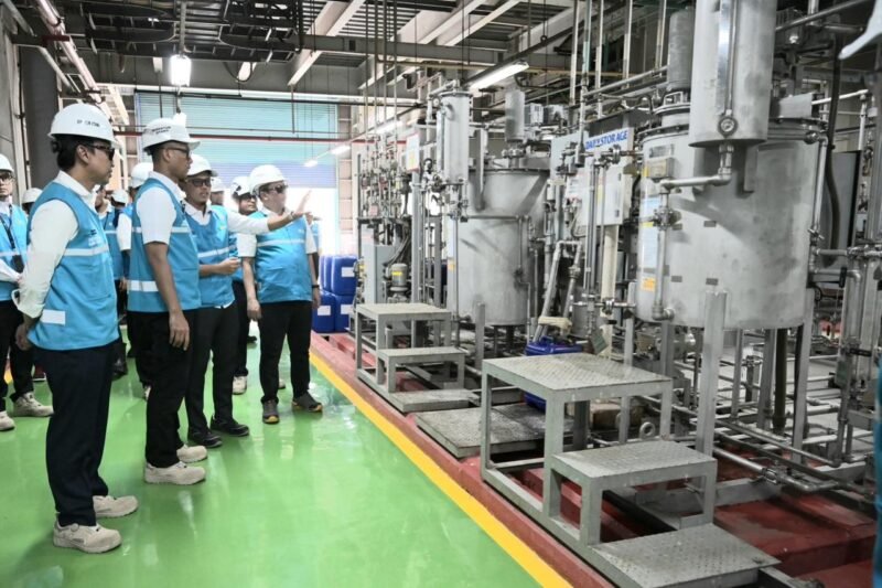 Direktur Utama PLN, Darmawan Prasodjo (kedua dari kiri) saat meninjau area chemical pump di Pembangkit Listrik Tenaga Gas dan Uap (PLTGU) Cilegon, Senin (16/3).